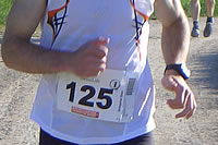 Simon Baumgartner mit der Nummer 125 am 100-km-Lauf von Biel