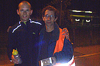 Simon Baumgartner am 100-km-Lauf von Biel zusammen mit seinem Vater und Supporter in Jegenstorf