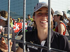 Gigathlon 2007: Nora Weibel am Ziel mit ihrem Team of Five