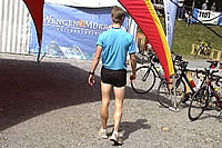 Inferno Triathlon 2006: Team Stöckli bereitet sich auf die vierte Triathlon-Etappe vor.