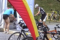 Inferno Triathlon 2006: Team Stöckli bei der Übergabe des Zeitmessungschips vom Mountain Biker zum Läufer.