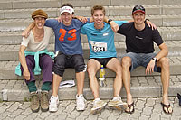 Inferno Triathlon 2006: Team Stöckli läuft ins Ziel ein.