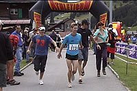 Inferno Triathlon 2006: Team Stöckli läuft ins Ziel ein.