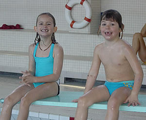 Jugend und Sport im Hallenbad in Bern: Wasserspringen auf dem 1m-Brett