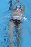 René Zulliger beim Rückenschwimmen: Gleiten unter Wasser nach dem Abstoss von der Wand mit starkem Ausblasen durch die Nase