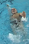 René Zulliger beim Rückenschwimmen