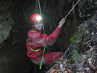 Höhlenexkursion in Buges: Abseilmanöver von Philipp Fürholz