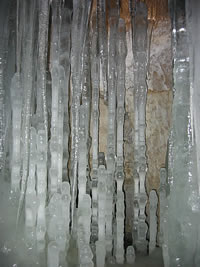Eishöhle Monlési: Eisstalaktiten und Eisstalagmiten