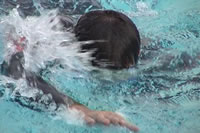 Training Schwimmen im Neoprenanzug im Freibad Wyler