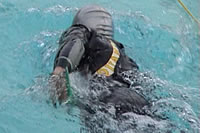 Training Schwimmen im Neoprenanzug im Freibad Wyler